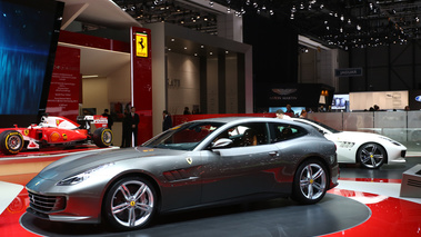 Salon de Genève 2016 - Ferrari GTC/4 Lusso anthracite profil