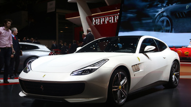 Salon de Genève 2016 - Ferrari GTC/4 Lusso blanc 3/4 avant gauche 2