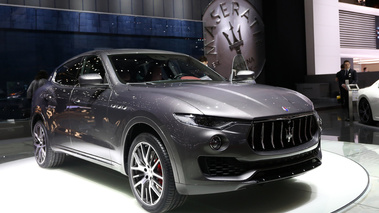 Salon de Genève 2016 - Maserati Levante anthracite 3/4 avant droit