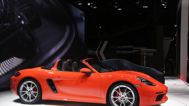 Salon de Genève 2016 - Porsche 718 Boxster S orange profil