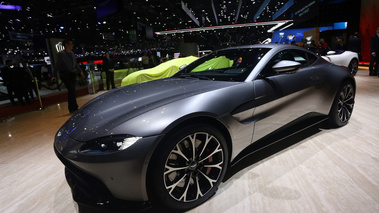 Salon de Genève 2018 - Aston Martin V8 Vantage anthracite 3/4 avant gauche