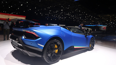 Salon de Genève 2018 - Lamborghini Huracan Performante Spyder bleu mate 3/4 arrière droit