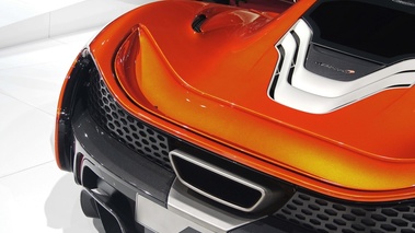 Mondial de l'Automobile de Paris 2012 - McLaren P1 orange échappement