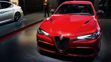 Mondial de l'Automobile de Paris 2016 - Alfa Romeo Giulia QV rouge face avant