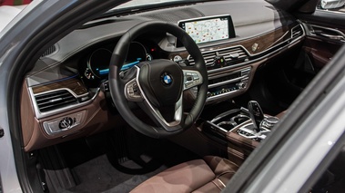 Mondial de l'Automobile de Paris 2016 - BMW 740Le xDrive gris tableau de bord