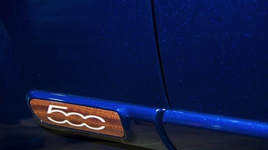 Mondial de l'Automobile de paris 2016 - Fiat 500C Riva bleu logo aile arrière