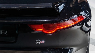 Mondial de l'Automobile de Paris 2016 - Jaguar F-Type Roadster SVR noir logo coffre