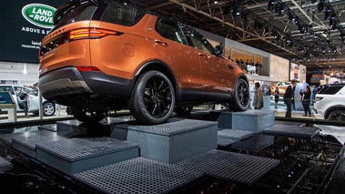 Mondial de l'Automobile de Paris 2016 - Land Rover Discovery V orange 3/4 arrière droit