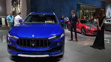 Mondial de l'Automobile de Paris 2016 - Maserati Levante SQ4 bleu face avant