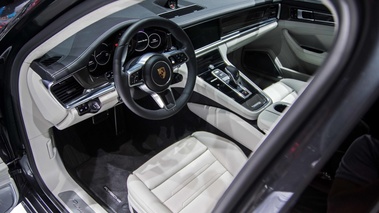 Mondial de l'Automobile de paris 2016 - Porsche Panamera II Turbo anthracite intérieur