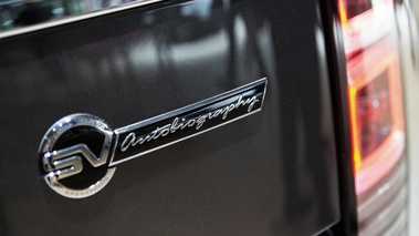 Mondial de l'Automobile de Paris 2016 - Range Rover L SV Autobiography noir/anthracite logo coffre
