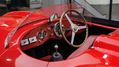 Museo Alfa Romeo - 1900 C52 Disco Volante Spider rouge tableau de bord