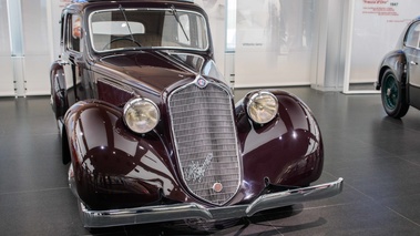 Museo Alfa Romeo - 6C 2300B bordeaux face avant