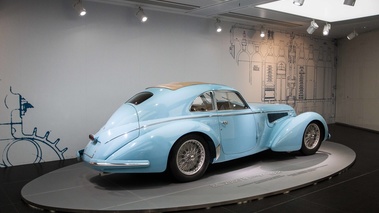 Museo Alfa Romeo - 8C 2900B Lungo bleu 3/4 arrière droit