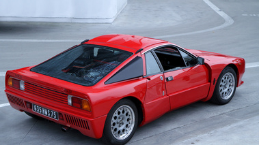 Vente Artcurial - Lancia 037 rouge 3/4 arrière droit vue de haut