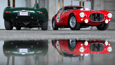 Jaguar vert dos, Ferrari rouge face