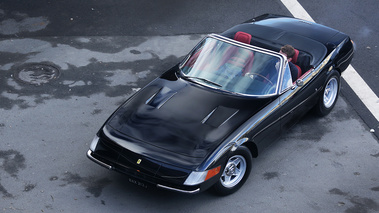 Ferrari 365 GTB/4 Daytona Spider noir 3/4 avant gauche vue de haut