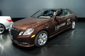 Salon de Detroit 2012 - Mercedes E400H marron 3/4 avant gauche 