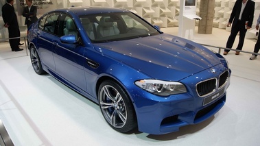 Salon de Francfort IAA 2011 - BMW M5 F10 bleu 3/4 avant droit