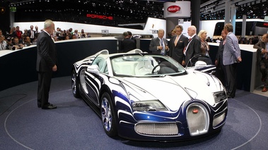 Salon de Francfort IAA 2011 - Bugatti Veyron Grand Sport L'Or Blanc 3/4 avant droit porte ouverte