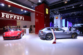 Salon de Francfort IAA 2011 - Ferrari FF anthracite profil & 599 HGTE rouge face avant