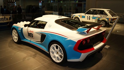 Salon de Francfort IAA 2011 - Lotus Exige R-GT blanc/bleu vue de 3/4 arrière gauche