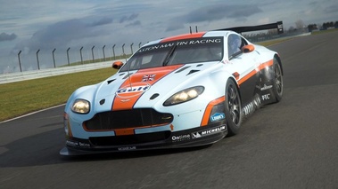 Aston Martin V8 vantage GTE 3/4 avant rapproché