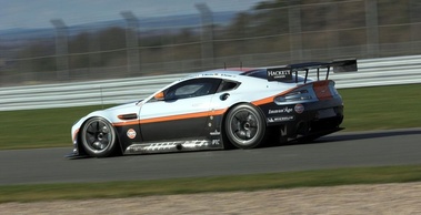 Aston Martin V8 vantage GTE profil