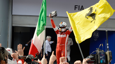 F1 GP Malaisie 2015 Ferrari Vettel drapeaux