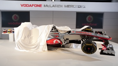 Lancement McLaren 2012 MP4-27 profil avec drap