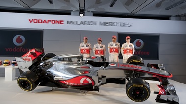 Lancement McLaren 2012 MP4-27 profil avec pilotes