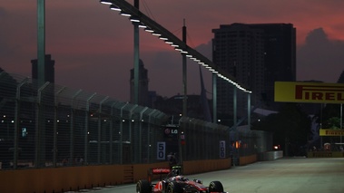Singapour 2011 McLaren Button 3/4 avant droit