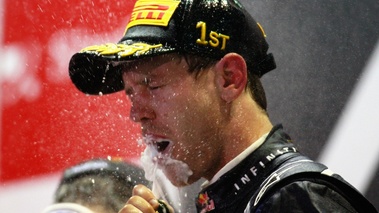 Singapour 2011 Vettel podium champagne