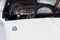 Cars & Coffee Paris - Chevrolet Corvette C2 Cabriolet blanc intérieur