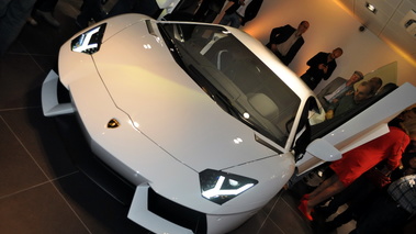 Inauguration concession Neubauer 04.10.11 - Lamborghini Aventador blanc face avant portes ouvertes penché
