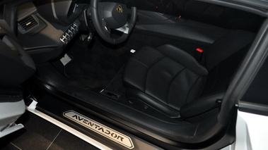 Inauguration concession Neubauer 04.10.11 - Lamborghini Aventador blanc intérieur