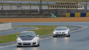 Journée FLA au Bugatti - Porsche 997 GT3 RS MkII blanc & Mercedes McLaren SLR gris face avant