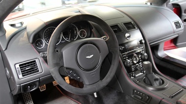 Présentation Aston Martin V12 Zagato - Aston Martin V12 Zagato rouge tableau de bord