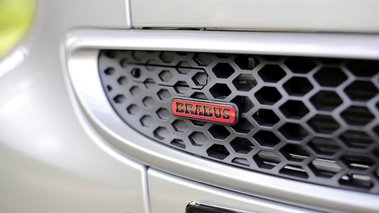 Smart Brabus 10th Anniversary - gris/titane - détail, logo Brabus sur calandre