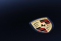 Porsche Panamera Turbo noire, logo du capot de voiture - C.R. Ghislain BALEMBOY  
