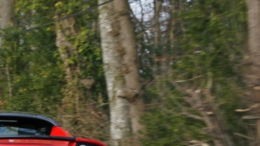 Honfleur - Tesla Roadster Sport rouge logos coffre travelling