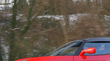 Honfleur - Tesla Roadster Sport rouge profil travelling coupé