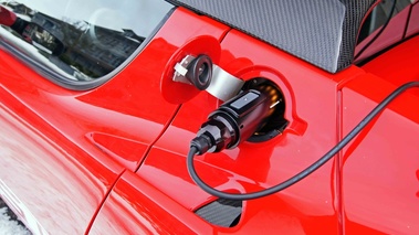 Honfleur - Tesla Roadster Sport rouge rechargement