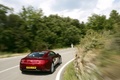 Aston Martin V8 Vantage rouge 3/4 arrière droit