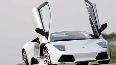 Lamborghini Murciélago LP 640 blanche portes ouvertes
