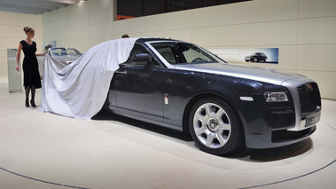 Rolls-Royce 200EX Gris/noir-3/4avant-avec voile, Salon de Genève