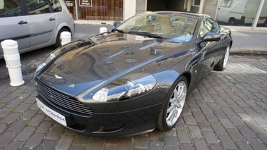 ASTON MARTIN DB9- VENDU 2004 - Vue 3/4 avant gauche