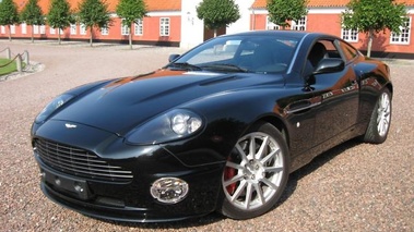 ASTON MARTIN Vanquish S - VENDU 2007 - Vue 3/4 avant gauche